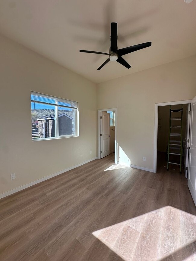 Foto del edificio - Bright & New 2 Bed / 2 Bath with Vaulted Ceilings & Covered Parking!
