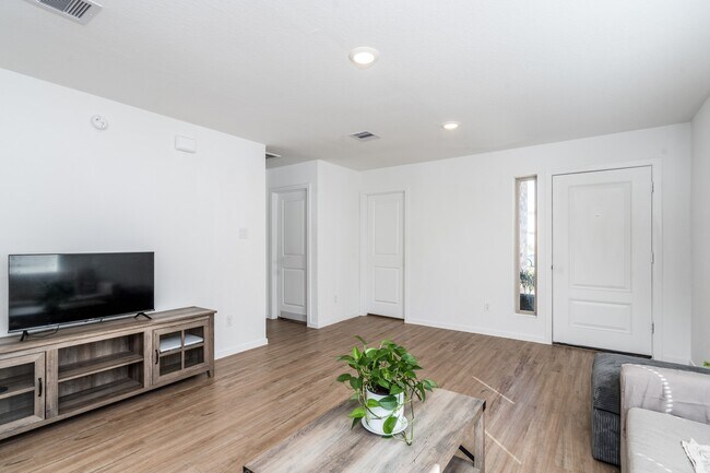 Building Photo - 18582 Cepagatti Dr