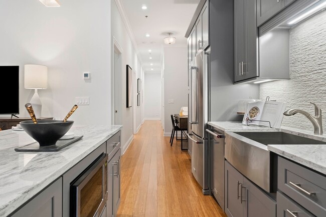 Photo - 1060 W Monroe St Apartment