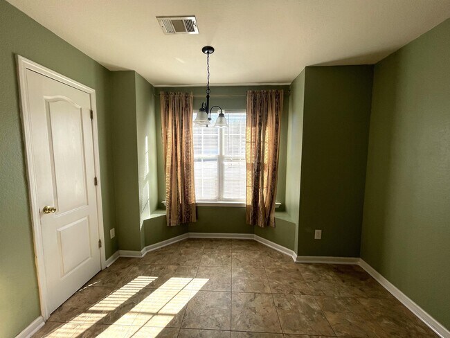 Foto del edificio - 729 Royal Oaks Dr