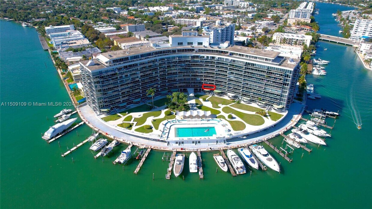 Primary Photo - 900 Bay Dr