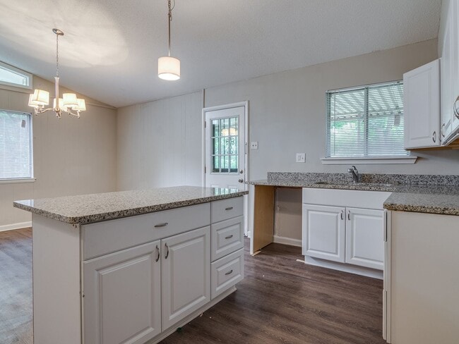 Building Photo - -Beautifully renovated 3 bedroom, 2 bathro...
