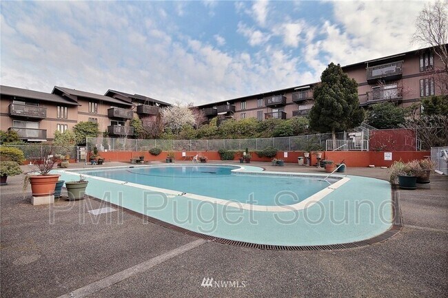 Building Photo - 1425 S Puget Dr