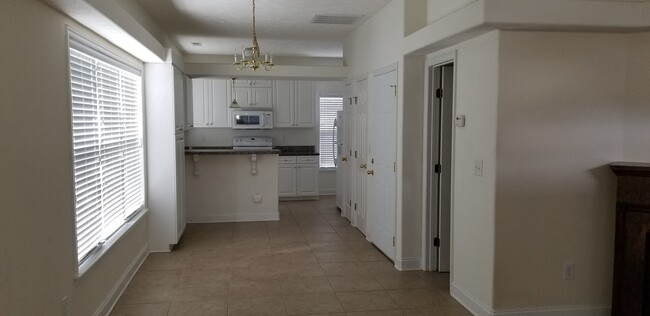 Building Photo - 2 Bedroom , 2.5 bath townhouse with 1 car ...