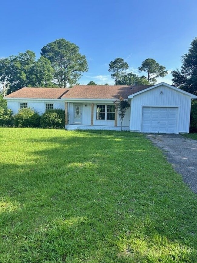 Building Photo - Centrally Located House