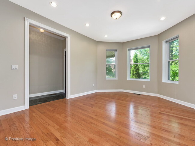 Foto del edificio - 2215 W Addison St