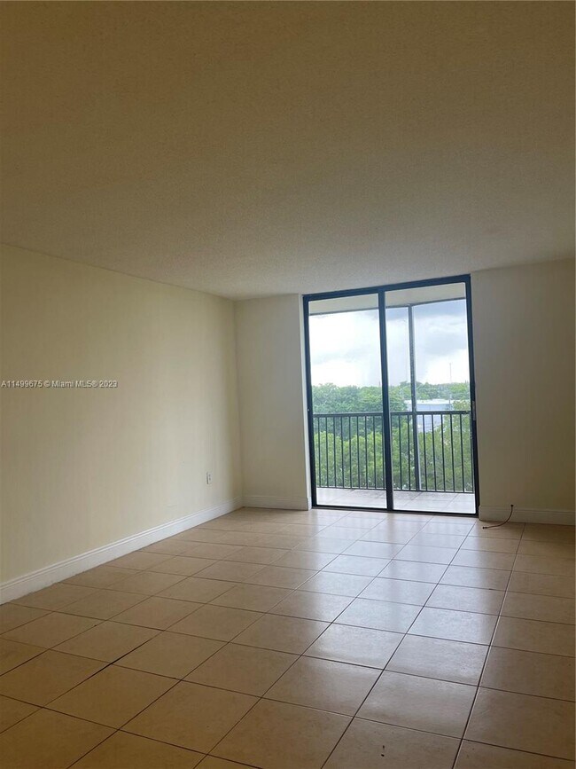 16950 W Dixie Hwy Unit A623, North Miami Beach, FL 33160 Condo for