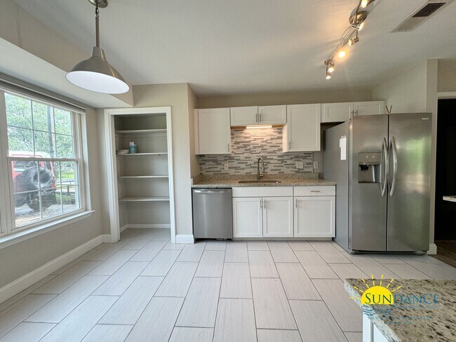 Foto del edificio - Lovely Renovated 3 Bedroom Home in Mary Es...