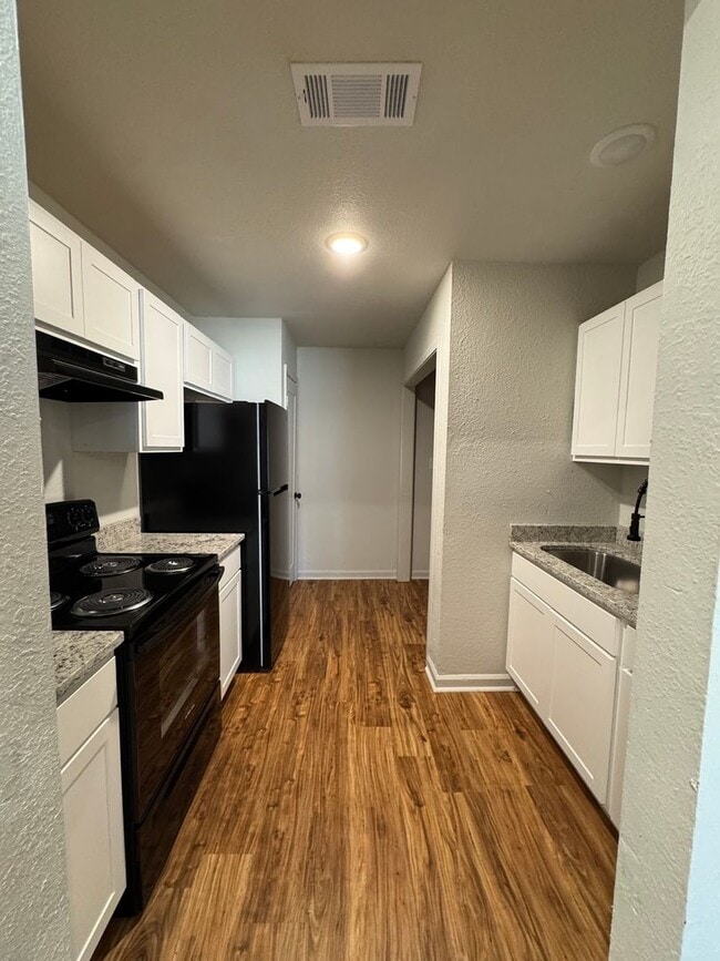 Building Photo - Newly Renovated 2 Bed / 1 Bath Apt. In Tru...