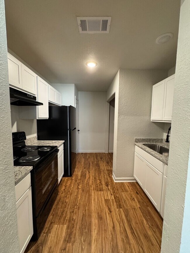 Foto del edificio - Newly Renovated 2 Bed / 1 Bath Apt. In Tru...