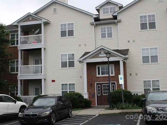 Building Photo - 9823 Hyde Glen Ct
