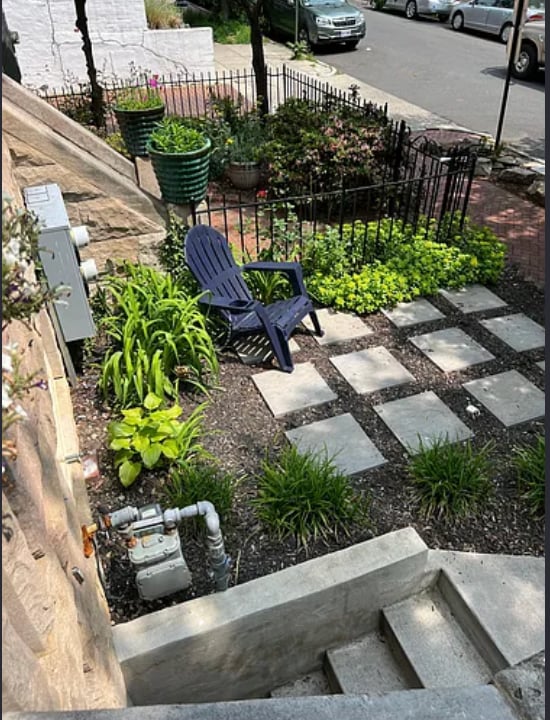 Front yard - 17 U St NW