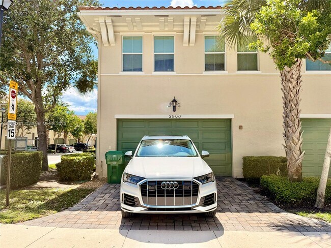 Building Photo - 2900 Cascada Isle Way