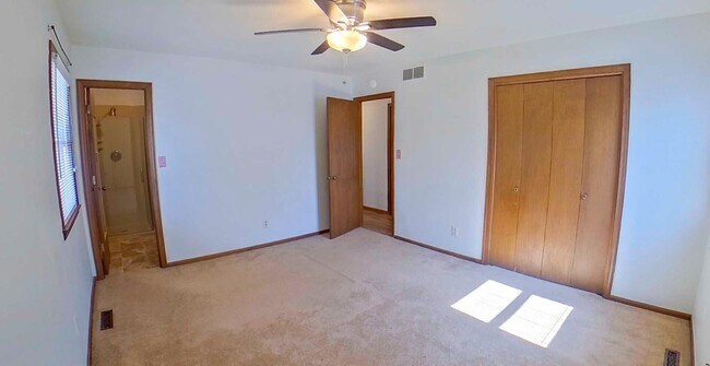 Foto del edificio - Double Patios + HUGE Fenced-In-Yard + Two-Car-Garage + Pet Friendly! Available March 6th!