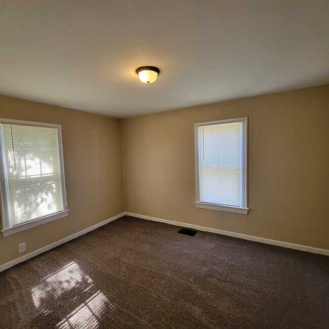 Building Photo - Near Westside 2BR Brick House!