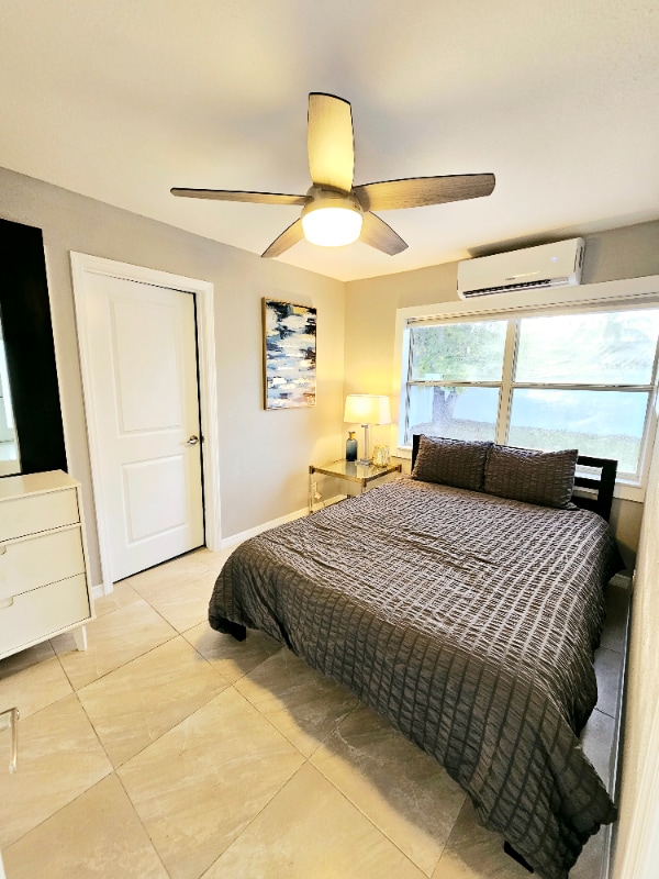 Building Photo - 1 Gorgeous Bright Space with Private Yard