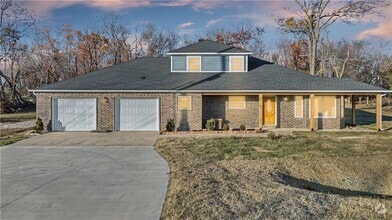Building Photo - 4701 W Oak St