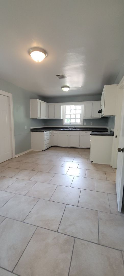 Foto del edificio - Beautiful 3 bedroom/1 bath Cottage with La...