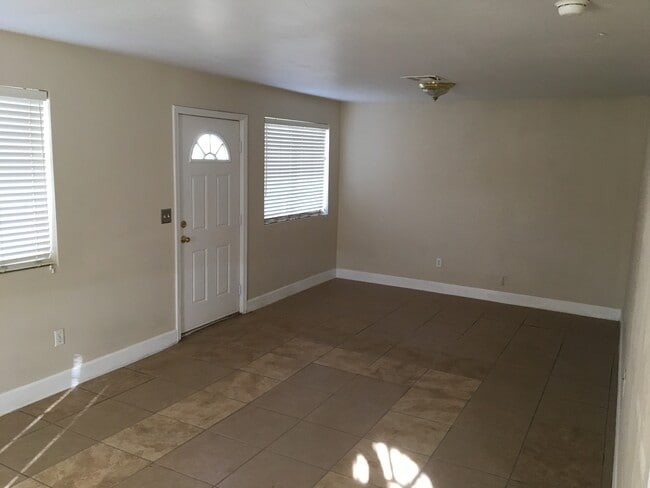 Foto del edificio - 132 Hopkins Ave