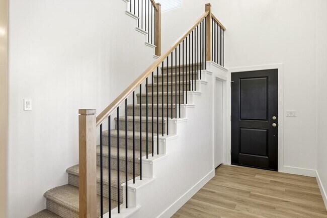 Building Photo - 67 E 820 S