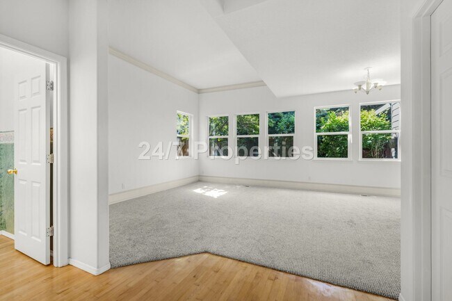 Foto del edificio - Inviting 3 BD | 2.5 BA Home w/ Massive Bac...