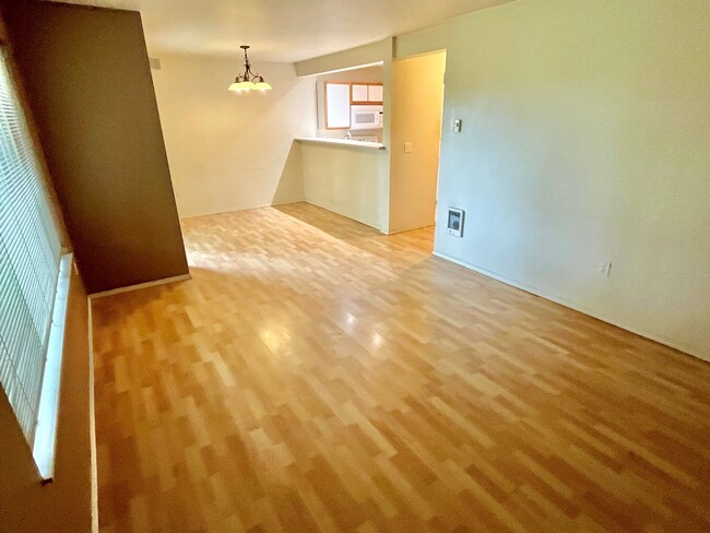 Building Photo - Spacious 2-story 2bedroom + 2.5 bath townh...