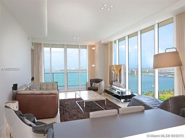 Primary Photo - 2020 N Bayshore Dr