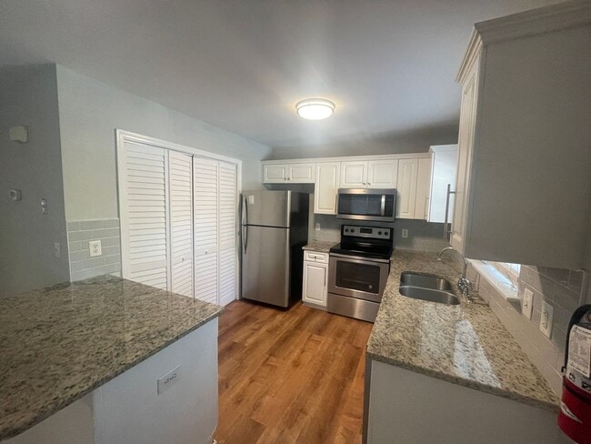 Building Photo - Single Family Home close to UNCW - Student...