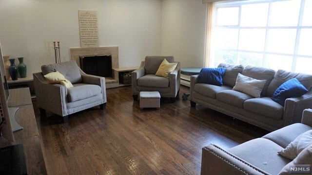 Building Photo - 112 E Grand Ave