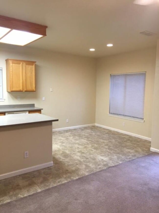 Building Photo - 3 bedroom 2 bath