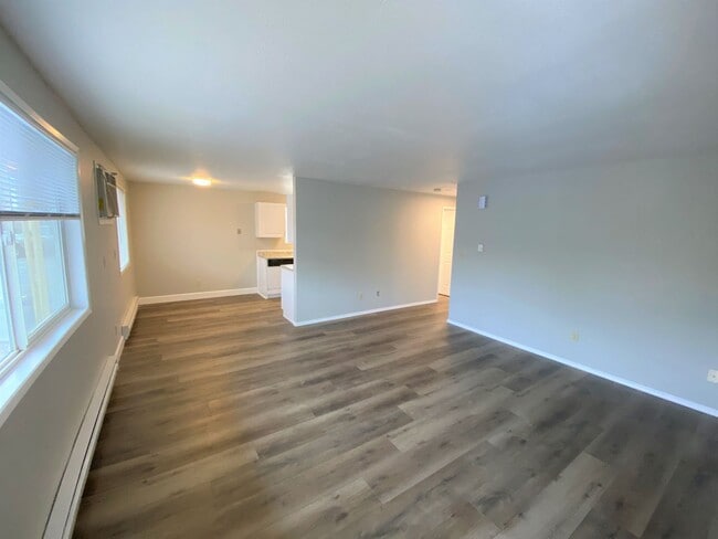 Building Photo - Beautifully Updated Ground-Level 2-Bedroom!