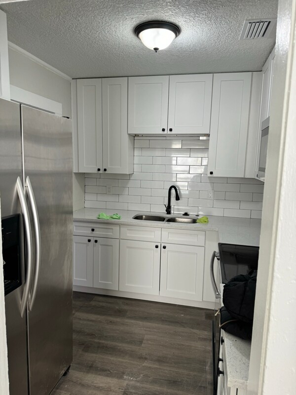 Foto del edificio - 814 Baker Ave