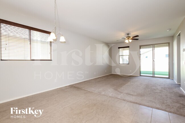 Foto del edificio - 18068 W Tina Ln