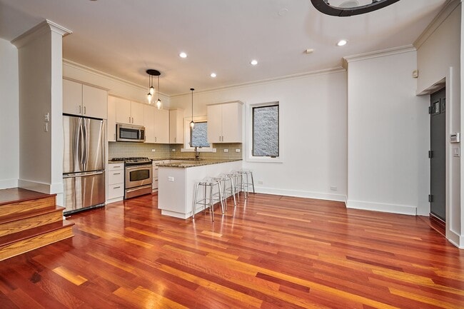 Building Photo - 1360 W Hubbard St