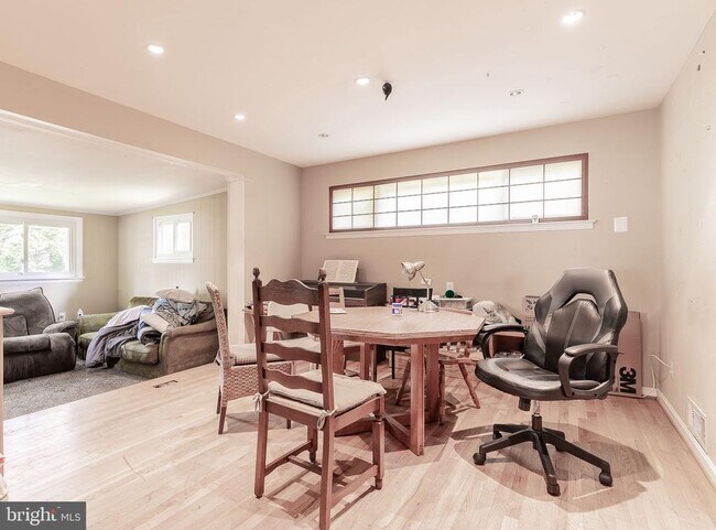 Foto del edificio - 10305 Forest Ave
