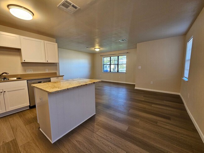Building Photo - (3) Bed/(2) Bath Completely Remodeled! Mus...