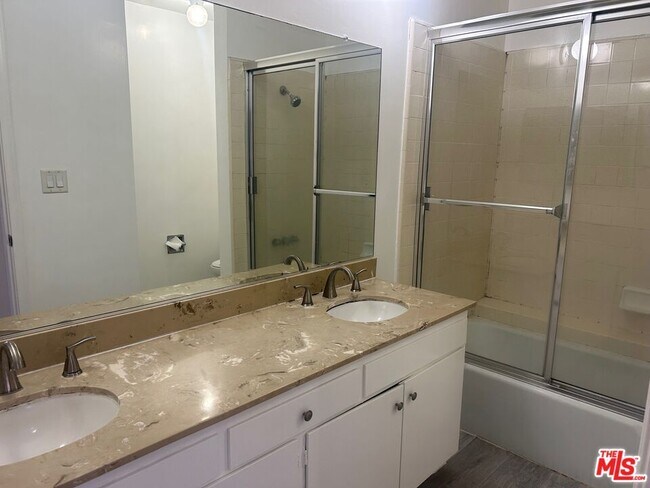 Foto del edificio - 1440 Reeves St