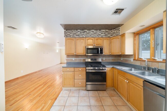 Building Photo - 162 W 53rd St