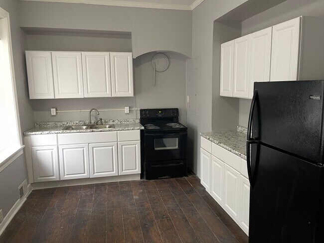 Foto del edificio - Large Spacious 4 BR 1.5 BA Ready to be Cal...