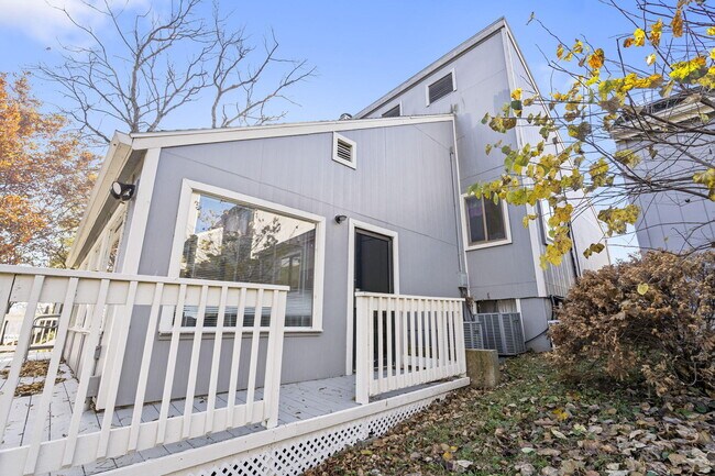 Building Photo - 184 River Point Rd