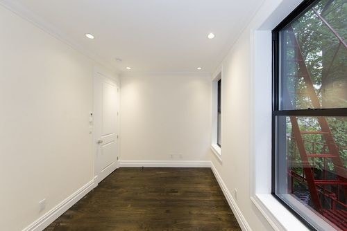 Foto del edificio - 352 E 13th St
