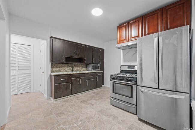 Foto del edificio - 58-44 Fresh Pond Rd