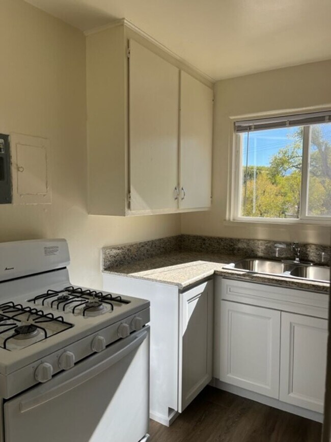 Building Photo - Charming 3 Bedroom 1 Bath Home in Bishop's...