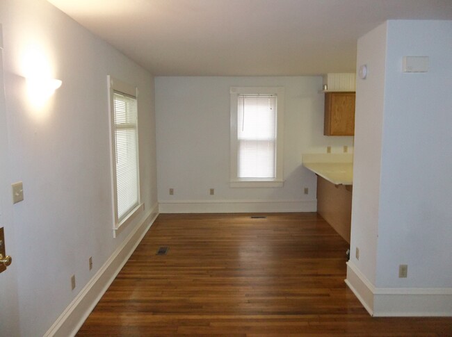 Dining area - 1018 Mississippi St