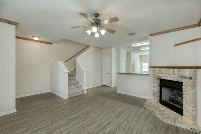 Building Photo - 2215 Dry Creek Dr