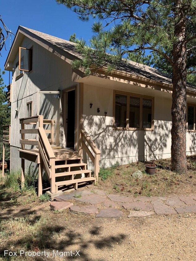Primary Photo - 2 br, 1.5 bath House - 757 Peakview Road