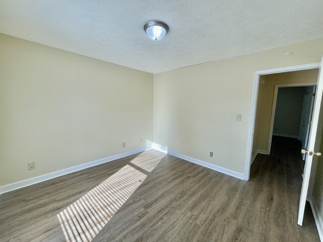 Building Photo - 2 bedroom, 1.5 bathroom townhome in Creeks Edge. Accepts Section 8.