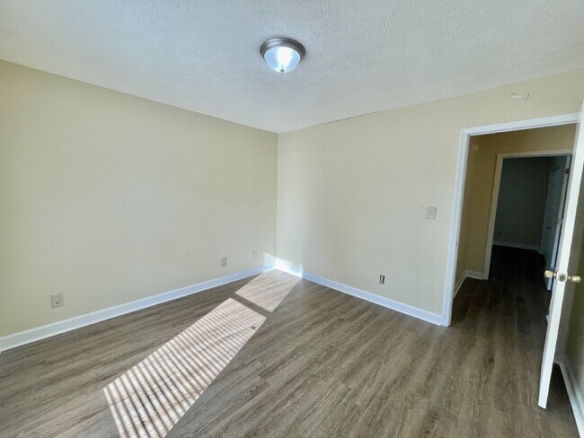 Foto del edificio - 2 bedroom, 1.5 bathroom townhome in Creeks Edge. Accepts Section 8.