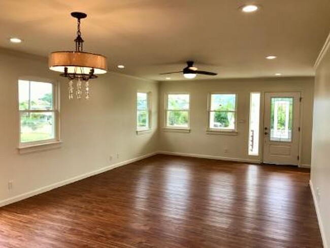 Building Photo - 5 bedroom 3.5 bath custom built home in Ka...