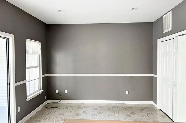 Building Photo - Spacious Briarwood Townhome